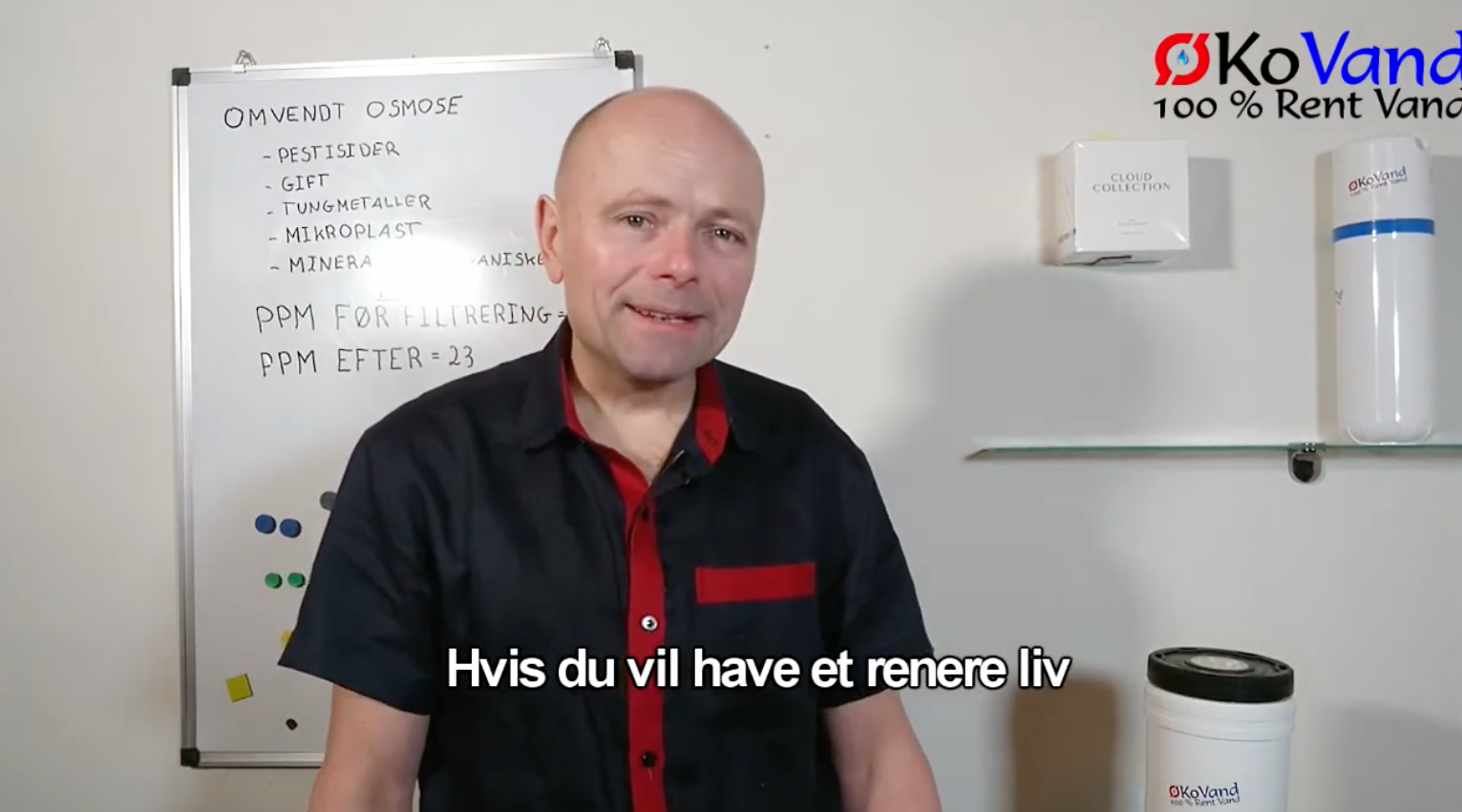 Mand taler om omvendt osmose og vandrensning med whiteboard i video.