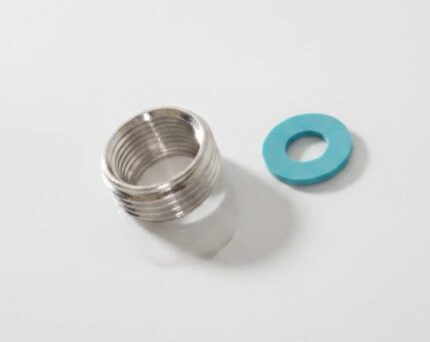 En gevindring i metal med 3/8" og 1/2" gevind til samling af vandfiltre og fittings.