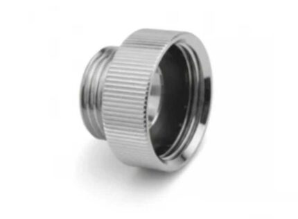 En slidstærk overgangs-fittings i forkromet messing med 3/4" muffe, 1/2" nippel og medfølgende pakning.