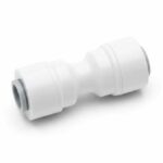 En 1/4" x 1/4" samlemuffe i plast med rustfri stålgriber til sikker slangesamling på et osmoseanlæg.