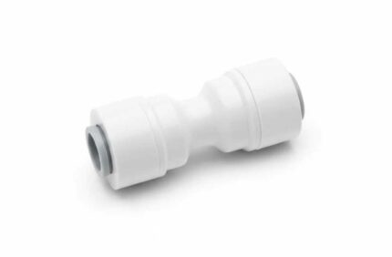 En 1/4" x 1/4" samlemuffe i plast med rustfri stålgriber til sikker slangesamling på et osmoseanlæg.