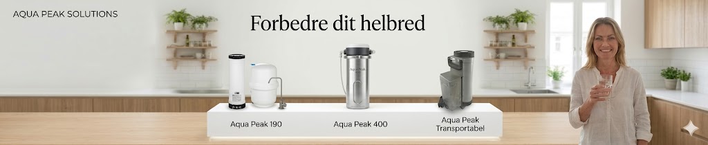 En pige der præsenterer tre forskellige Aqua Peak omvendt osmoseanlæg: den monterede, den strømløse og den transportable model.