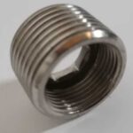 En robust gevindring i grå hård plast med 1/2" x 3/4" overgang til vandfiltre og fittings.