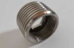En robust gevindring i grå hård plast med 1/2" x 3/4" overgang til vandfiltre og fittings.