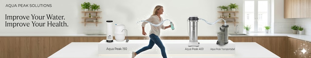 En mor der drikker krystalklart vand af et glas i forbindelse med en periode med vandfaste mens hun løber